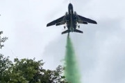 【動画】ブルーインパルスが超低空でカラースモークを噴射し車数百台が被害に。