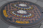 海外「日本で見かけるアートな蓋」マンホールへの愛と地方の文化をめぐる旅