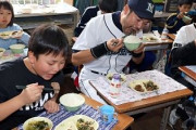 イチローさんが小学校にサプライズ訪問、児童と一緒に給食を食べる