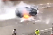 【動画】中国あるある、また電気自動車が路上で火を噴く！スパークしまくり！