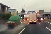 【埼玉】雨の中をかっ飛ばしていたトラックが事故る動画が140万再生ｗｗｗ