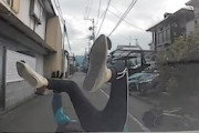 【静岡】一時停止を無視した自転車のお姉ちゃんを思いっきりはねてしまうドラレコ。