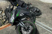 【画像】バイク女子、倒れたバイクを一人で起こせずSOS →