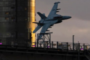 オーストラリア空軍のF/A-18F戦闘機がブリスベン市街地上空で迫力ある飛行！