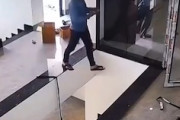 【動画】痛いで済んでるかな？建設現場で歩きスマホをしていた男性が(ﾟoﾟ)
