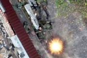 【軍事】負傷兵に追撃するウクライナのドローン投下爆弾を良画質で(ﾟoﾟ)
