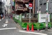 横浜駅近くの繁華街、道路が4ｍひび割れし陥没…陥没部分は少しずつ広がる
