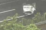 【画像】 東名・横浜町田IC近くで車両横転事故、車外に投げ出されている人が激写される　通行止めで渋滞発生
