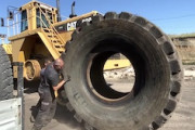 あの大型重機のタイヤ交換、やっぱりめちゃくちゃ大変だった動画。