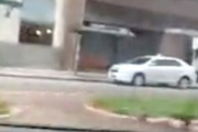 リアルGTA。スマホ強盗を車で追い詰めて容赦無くはねて踏む動画。