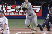 阪神・佐藤輝　球団41年ぶりの新人から2年連続2桁本塁打！バックスクリーンへズドン