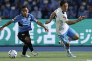 遠藤のキックから伊藤が土壇場同点弾！ 川崎F、磐田とドローで首位との勝ち点差広がる