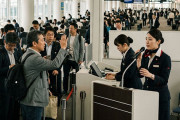 JAL「国内線で席の数より乗る人が多いので次の便に移動できるかた～」