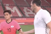 【悲報画像】韓国サッカー代表、初戦で引き分け握手拒絶