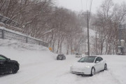 【悲報】ノーマルタイヤのEV、大雪の峠道に突入して立ち往生