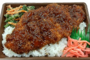 「でかっ！」セブン、特大のソースカツをメシにのせた弁当発売３７０円 |  見ただけで容器薄いのがわかる