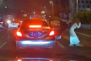 【動画】車からノールック下車したお姉ちゃん、後続車にはねられる(@_@;)