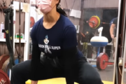 【動画】21歳の女の子、デッドリフトで215キロを挙げてしまう