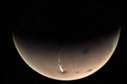 火星探査機｢マーズ・エクスプレス｣が表面からのろしのような雲が上がるのを確認…全長なんと1,800km！