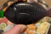 外国人「見て見て！寿司にこんな面白い形の醤油入れが付いてきた」