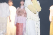 日向坂46正源司陽子、レースで魅せる大人ガーリースタイル　キュートなポージングも
