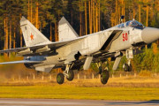 ロシア空軍のSu-35戦闘機とMiG-31迎撃戦闘機部隊が空中戦の練習！