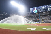 【珍事】首位攻防戦に突然〝水入り〟　エスコンフィールド北海道のスプリンクラーが作動　