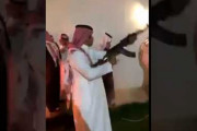 【動画】サウジアラビアの結婚式、陽気なおっさんがAK47を祝砲に使い誤って人を撃ってしまう・・・