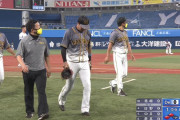 阪神・大山に異常発生　審判と接触してベンチへ…