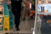 【動画】 コンビニで警察に催涙スプレーをかけられた男が超人化・・ エグい修羅場が激撮され衝撃走る