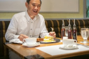 【悲報】れいわ新選組さん、官房長官が赤坂見附で3000円のパンケーキを食べただけでブチギレ