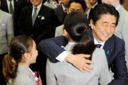 【動画】橋本聖子、嫌がる浅田真央に安倍晋三とのハグを無理矢理させていた【文春砲】