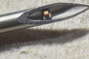 塩つぶサイズの温度センサー搭載チップを注射で体内に埋め込み…超音波で電力供給と無線通信実現！