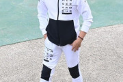 日ハム新庄ビッグボス、秋季キャンプ視察2日目は上下白のジャージーに金のスニーカーで登場
