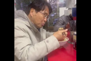 ベテラン衆院議員、ラーメン二郎で食事動画投稿！ルール違反？議員特権か？真相は…