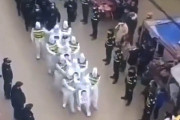 【動画】中国、防護服を着て首から顔写真をぶら下げて、公開パレードの刑を執行！