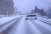 【動画】これは避けられん。曽地峠で発生したスリップ衝突事故の被害者のドラレコ。