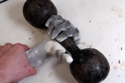【動画】鉄アレイを持ち上げるほどの握力を持つハイテク義手が開発され中。これはすごい。