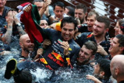 レッドブルのペレス、F1モナコGPの優勝祝いで行った無秩序な行動について謝罪
