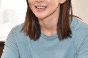【女優】朝比奈彩さん、美脚＆美デコルテを大胆に披露「大人なカラー使いで」