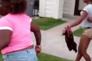 【動画】黒人女性さん、喧嘩でスタンガンを持ち出してしまう