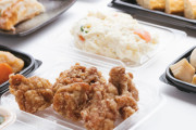 スーパーの「弁当700円+惣菜498円」が晩飯のワイ、店で食べるほうが安いことに気づく。