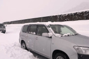 【地獄】大雪で新潟・関越道にて車1000台立ち往生！中には丸一日以上車内にいる人も・・・