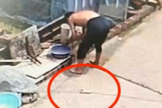 【動画】延長コードの直ぐ側で水浴びしていた男性が感電してしまう事故。