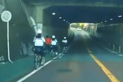 ぎゃあ怖い。車道で転倒した女子中学生の自転車を急ブレーキで回避したドラレコ。