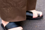 この暑い夏にサンダル履かない奴ってなんなの？スニーカーで暑くないの？