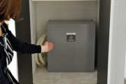 蓄電池、テスラ製が驚きの安さ　電気代高騰で「自給」する家庭が急増