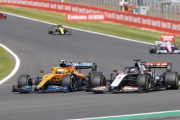F1イギリスGP：マクラーレンのサインツがグロージャンのブロックを批判「非常に危険だった」