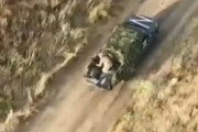 ロシア軍兵士、ドローンに追いかけられ仲間の遺体を投棄！