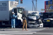 千葉県でトラックや乗用車など6台が絡む事故発生　乗用車は押し潰され原型とどめず　1人死亡